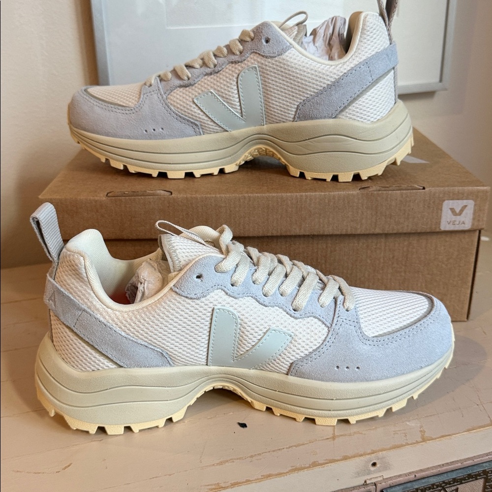 Veja Venturi Cream Sneakers NWT Size 9